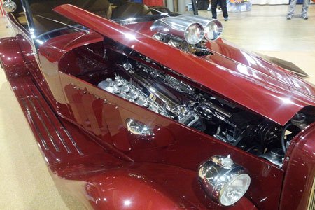Close view of the V12 engine installed in the Phaeton